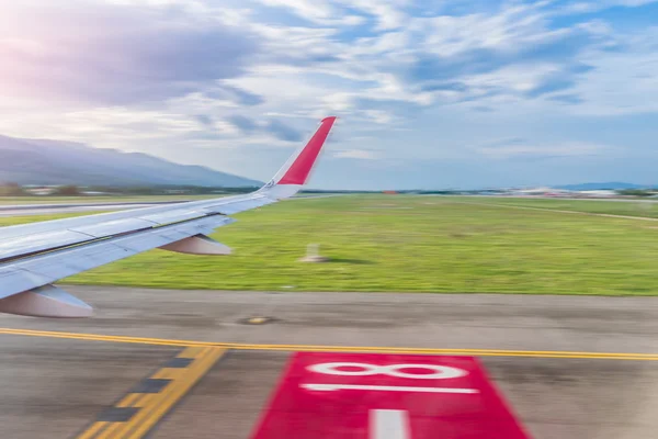 Het vliegtuig opstijgen vanaf de luchthaven — Stockfoto