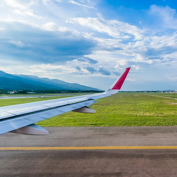 Het vliegtuig opstijgen vanaf de luchthaven — Stockfoto