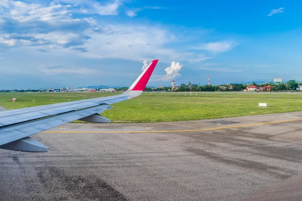 Het vliegtuig opstijgen vanaf de luchthaven — Stockfoto