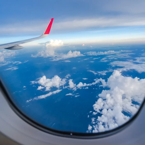 Nuages et ciel vus à travers la fenêtre d'un aéronef — Photo