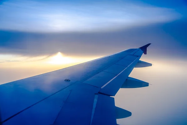 Nuvens e céu como visto através da janela de uma aeronave — Fotografia de Stock