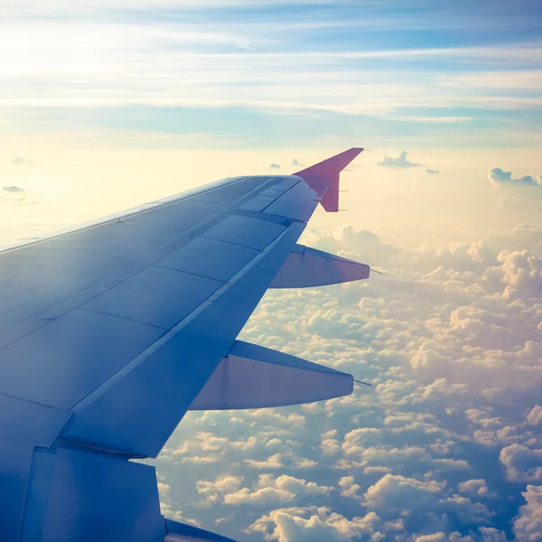 Wolken en lucht gezien door het raam van een vliegtuig — Stockfoto