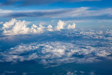 Bulutlar ve gökyüzü bir uçağın penceresinden görüldüğü gibi