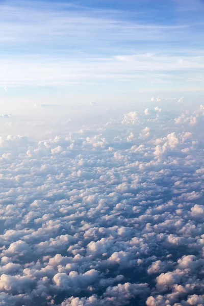 Wolken- und Himmelsformationen vom Flugzeug aus gesehen — Stockfoto
