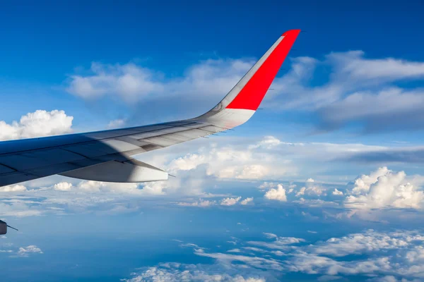 Nuages et ciel vus à travers la fenêtre d'un aéronef — Photo