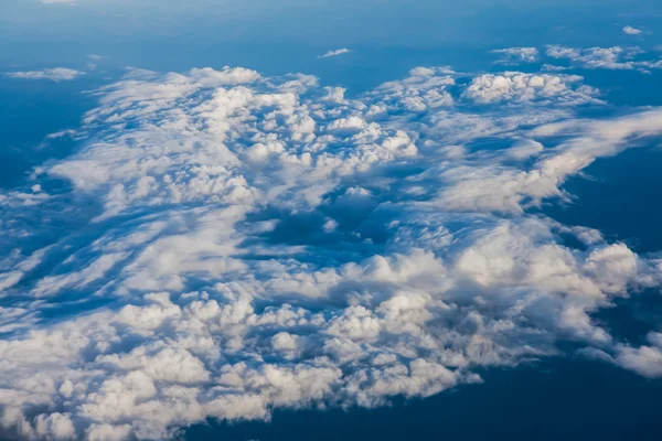 Wolken und Himmel aus dem Fenster eines Flugzeugs — Stockfoto