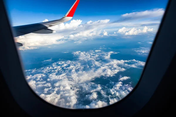 Moln och himmel sett genom ett luftfartygs fönster — Stockfoto