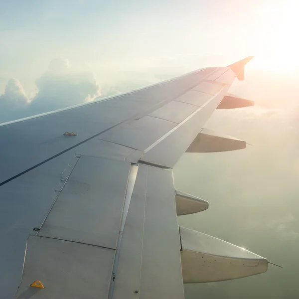 Moln och himmel sett genom ett luftfartygs fönster — Stockfoto