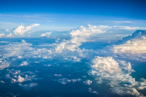 Nuvens e céu como visto através da janela de uma aeronave — Fotografia de Stock