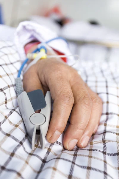 La mano del paciente en la cama — Foto de Stock