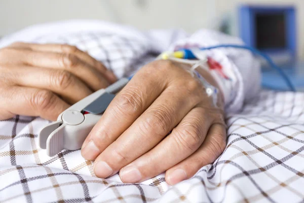 La mano del paciente en la cama — Foto de Stock