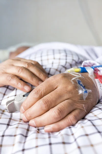 The patient's hand on the bed — Stock Photo, Image