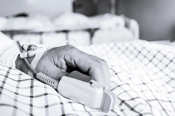 환자의 손을 침대에 — 스톡 사진