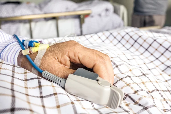 Van de patiënt hand op het bed — Stockfoto