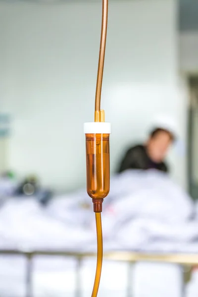 Closeup infúzní láhve s pacientem a lékařem v nemocnici — Stock fotografie