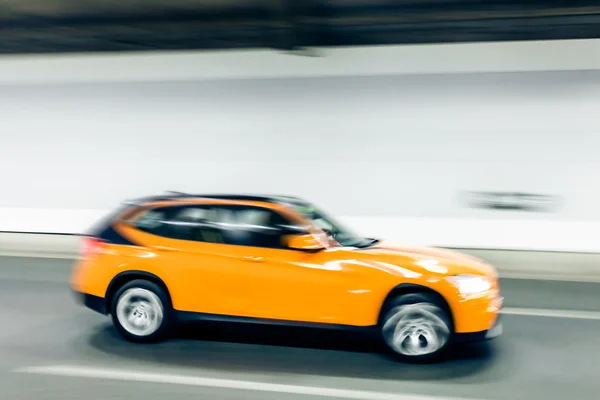 Innenraum eines städtischen Tunnels mit Auto, Bewegungsunschärfe — Stockfoto