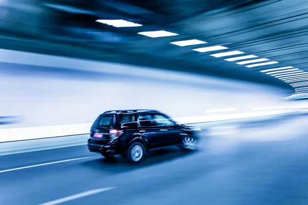 Innenraum eines städtischen Tunnels mit Auto, Bewegungsunschärfe — Stockfoto