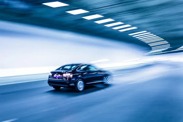 Innenraum eines städtischen Tunnels mit Auto, Bewegungsunschärfe — Stockfoto
