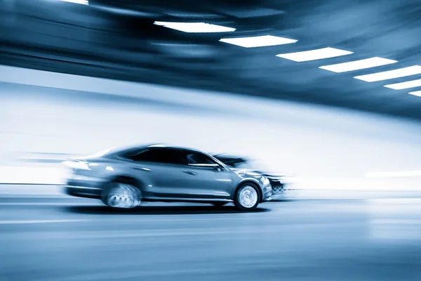 Interior de un túnel urbano con coche, desenfoque de movimiento —  Fotos de Stock