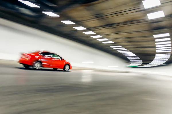 Interior de um túnel urbano com carro, borrão de movimento — Fotografia de Stock