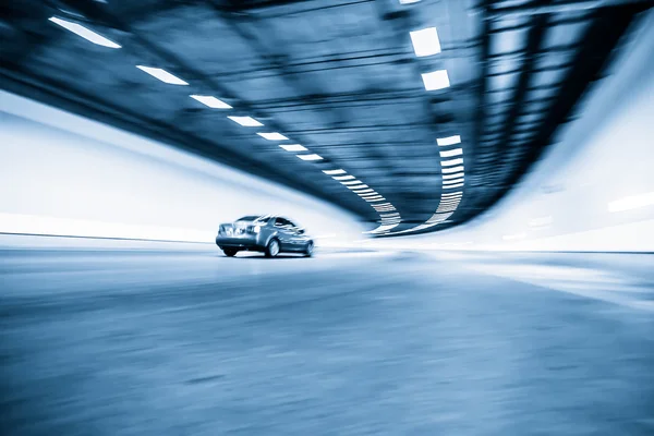 Интерьер городского тоннеля с автомобилем, размытие движения — стоковое фото
