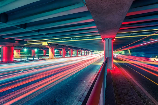 Huellas de luz en los cruces de tráfico por la noche — Foto de Stock