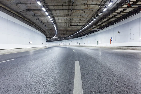 Interiören i en urban tunnel — Stockfoto