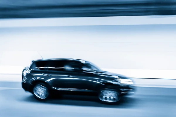 Interior de um túnel urbano com carro, borrão de movimento — Fotografia de Stock