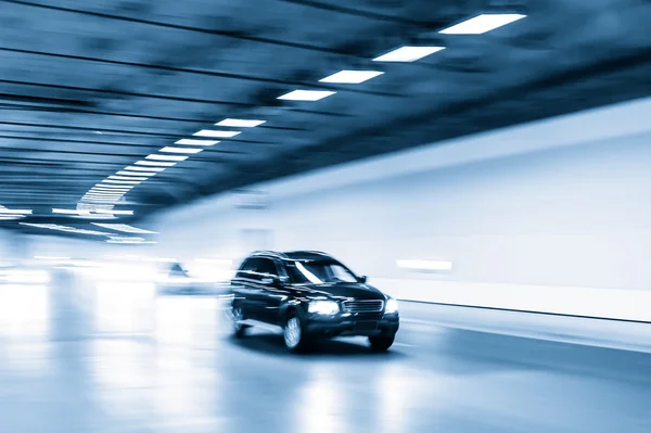 Interior de um túnel urbano com carro, borrão de movimento — Fotografia de Stock