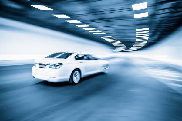 Innenraum eines städtischen Tunnels mit Auto, Bewegungsunschärfe — Stockfoto