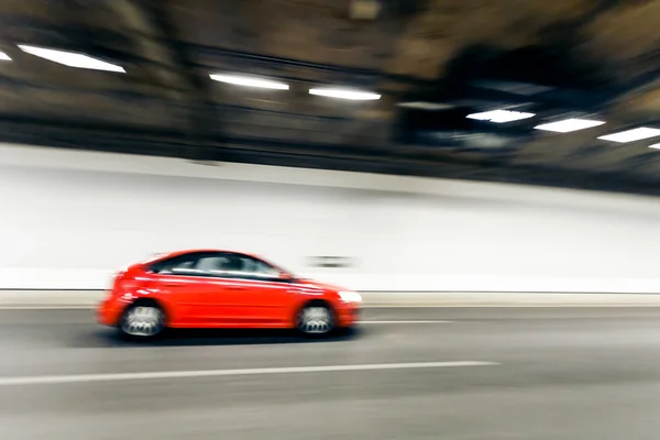 Innenraum eines städtischen Tunnels mit Auto, Bewegungsunschärfe — Stockfoto