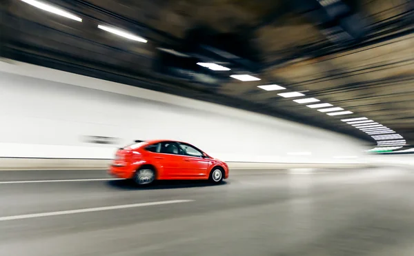 Innenraum eines städtischen Tunnels mit Auto, Bewegungsunschärfe — Stockfoto