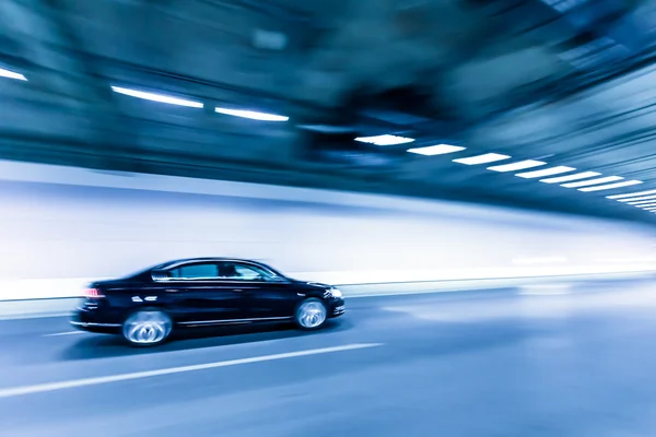 Interior de um túnel urbano com carro, borrão de movimento — Fotografia de Stock