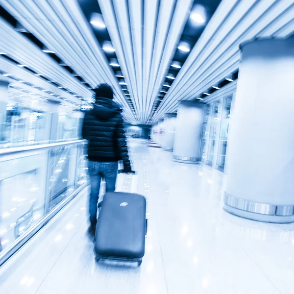 Pasajero en el aeropuerto de Beijing, desenfoque de movimiento — Foto de Stock