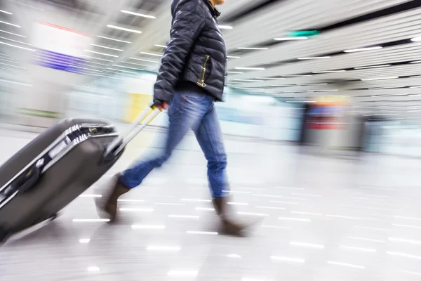 Pasajero en el aeropuerto de Beijing, desenfoque de movimiento —  Fotos de Stock