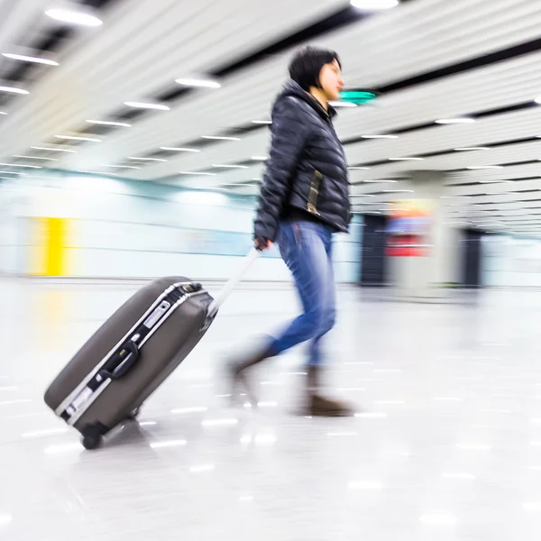 Pasajero en el aeropuerto de Beijing, desenfoque de movimiento — Foto de Stock