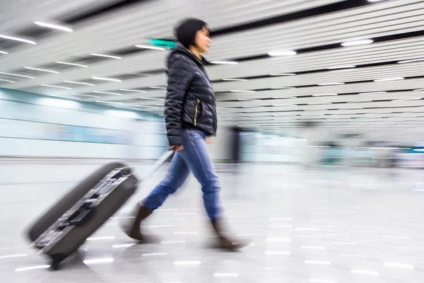 Pasajero en el aeropuerto de Beijing, desenfoque de movimiento —  Fotos de Stock