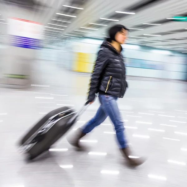 Pasajero en el aeropuerto de Beijing, desenfoque de movimiento —  Fotos de Stock