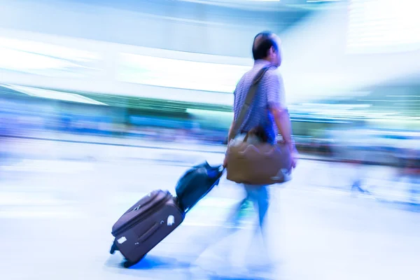 Pasajero en el aeropuerto de Beijing, desenfoque de movimiento —  Fotos de Stock