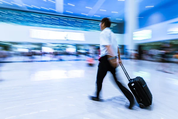 Passageiro no aeroporto de Pequim, borrão de movimento — Fotografia de Stock