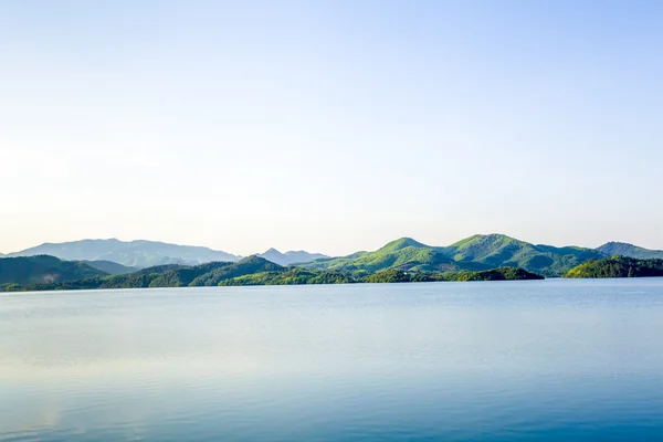 Lake is surrounded by mountains — Stock Photo, Image