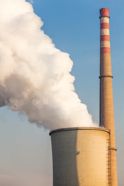 Cheminée de la centrale électrique — Photo