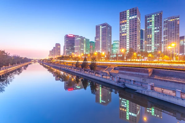 Rascacielos - edificios de oficinas en el centro de Beijing al atardecer tim —  Fotos de Stock