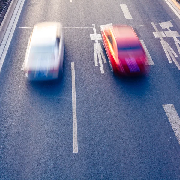 Coches en la carretera — Foto de Stock