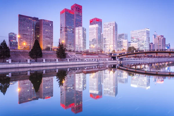 Gratte-ciel - immeubles de bureaux au centre-ville de Pékin au coucher du soleil — Photo