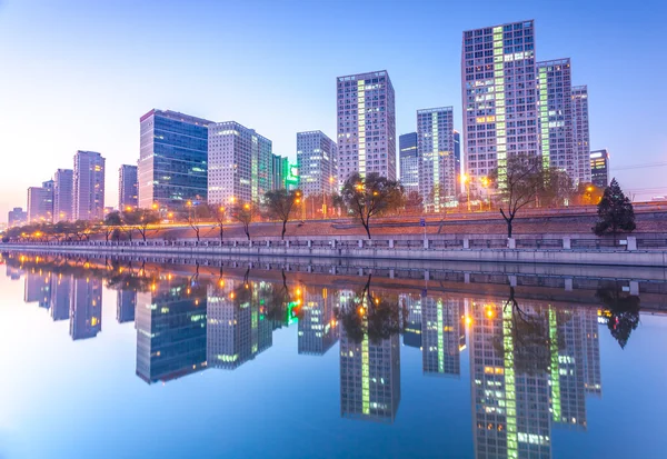 Wolkenkrabbers - kantoorgebouwen in het centrum van Beijing op zonsondergang tim — Stockfoto