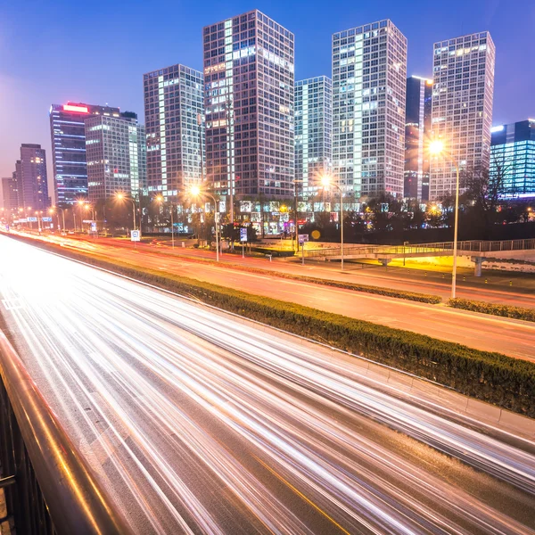 Sentiers lumineux sur la ville moderne au crépuscule à Beijing, Chine — Photo