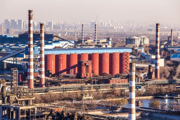 Димохід важкої промисловості заводу в Пекіні — стокове фото