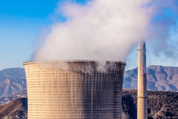 Koeltoren van zware industrie fabriek in Peking — Stockfoto