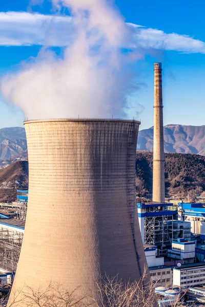 Torre de enfriamiento de fábrica de la industria pesada en Beijing — Foto de Stock